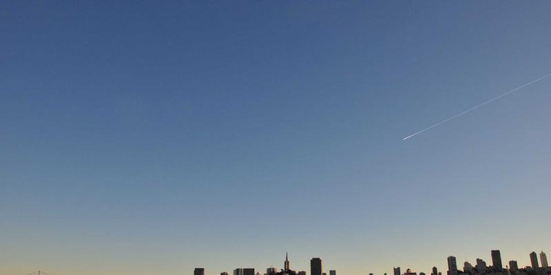 激光技术深度解析：光纤激光器与二氧化碳激光器在厚板金属切割中的效率、成本与质量对比